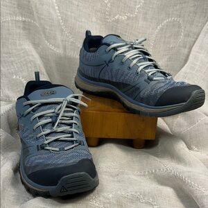 Keen lace up hiking shoes